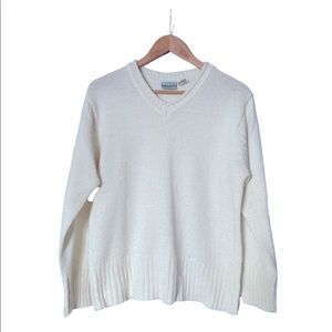 🐑 Classy vintage white v-neck sweater.